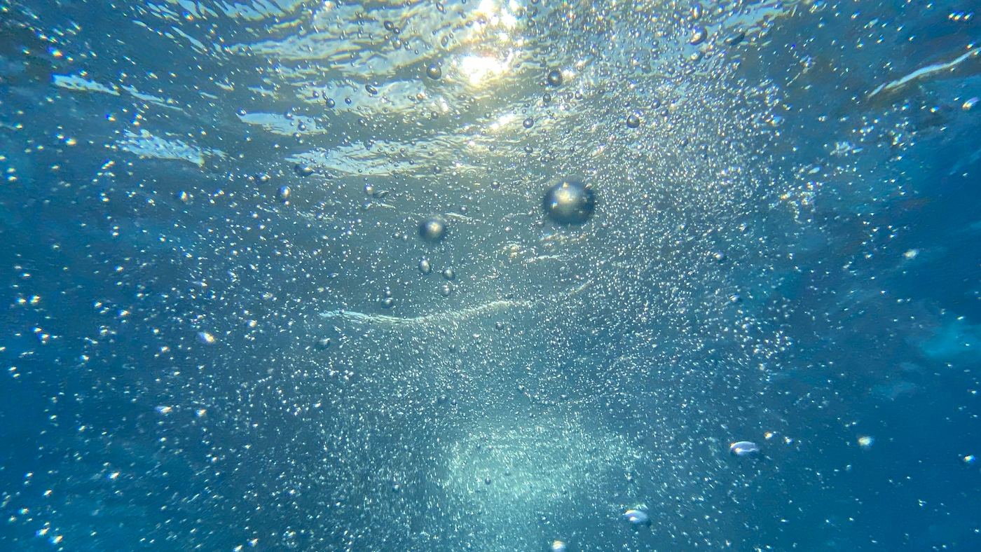 Eau et bulles vues sous l'eau