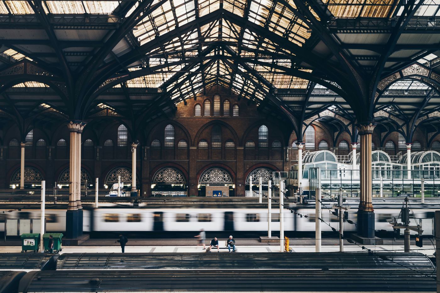 Quai de gare avec train à l'arrêt